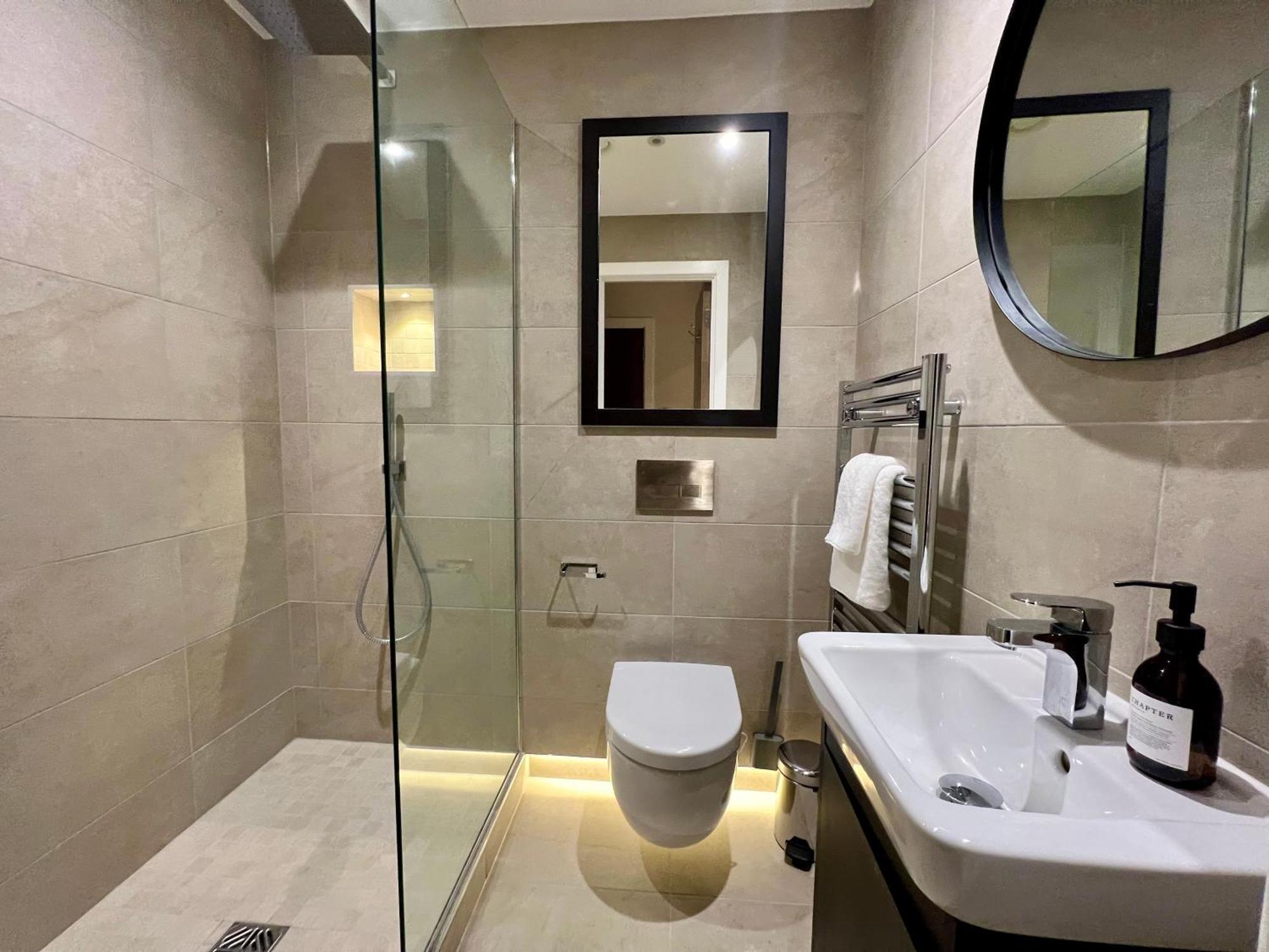 The Noir Blanc Retreat At Ryedale House Apartment York Exterior foto